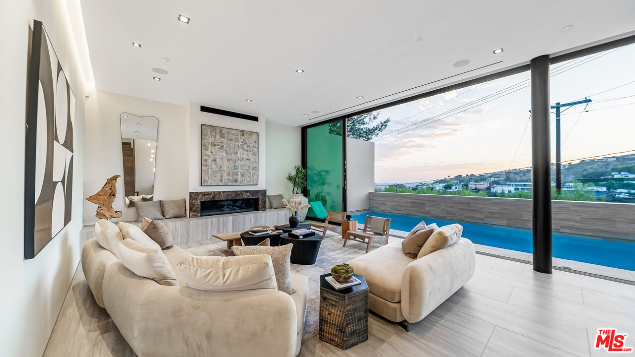 8777 W Hollywood Blvd