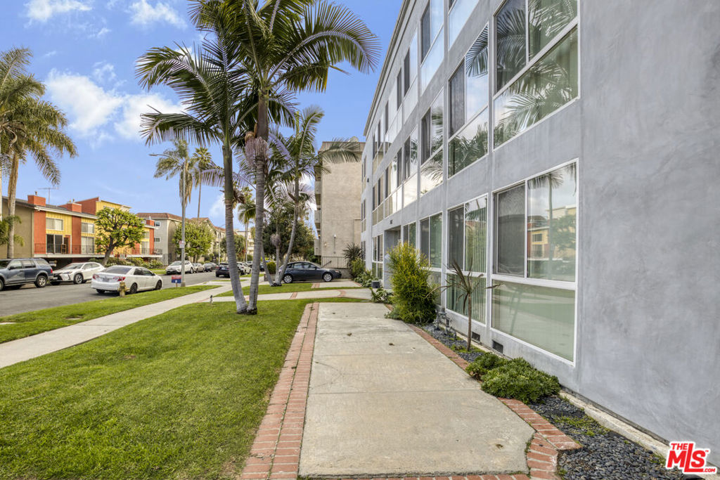 1811 S Bentley Avenue