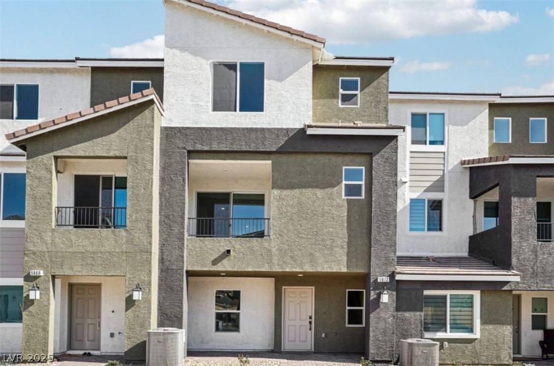 5872 Wisteria Walk