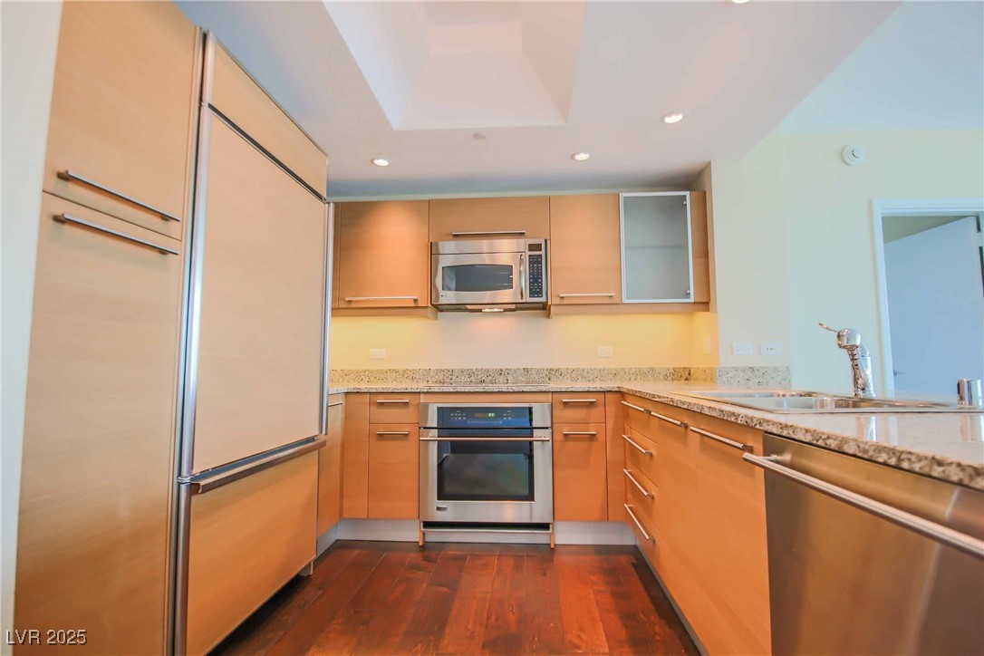 222 KAREN Avenue 3102