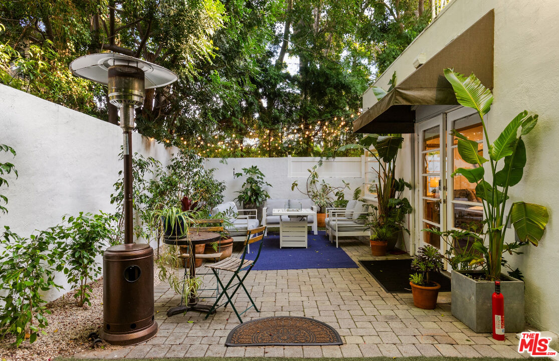 8467 Willoughby Ave