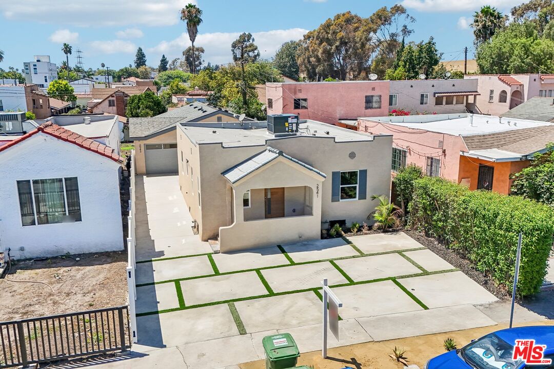 2541 Carmona Ave