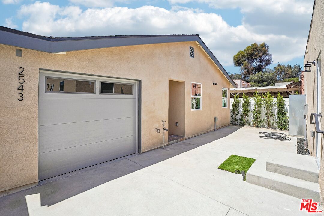 2541 Carmona Ave