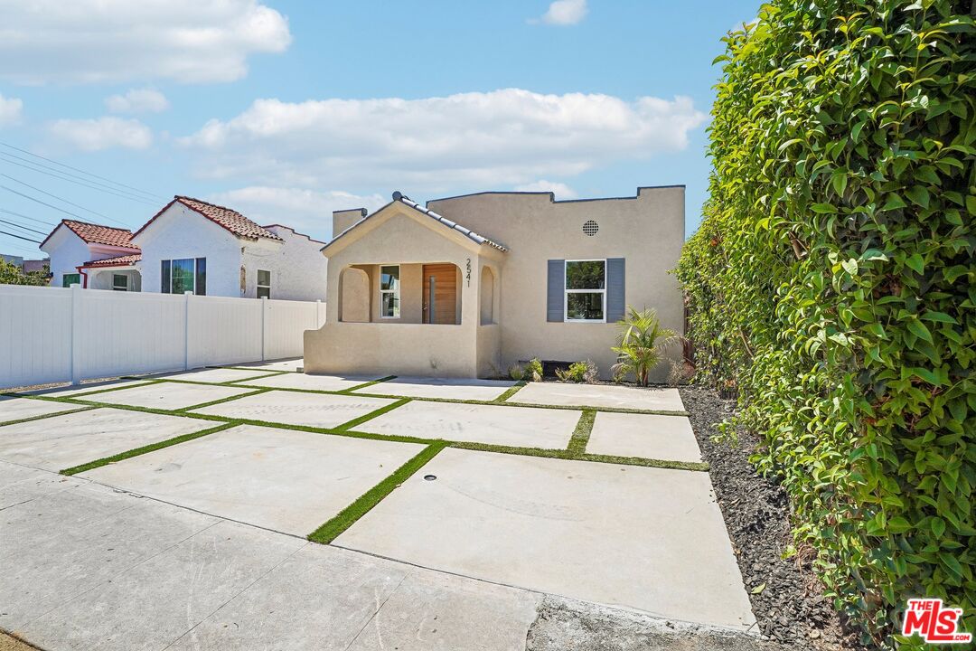 2541 Carmona Ave
