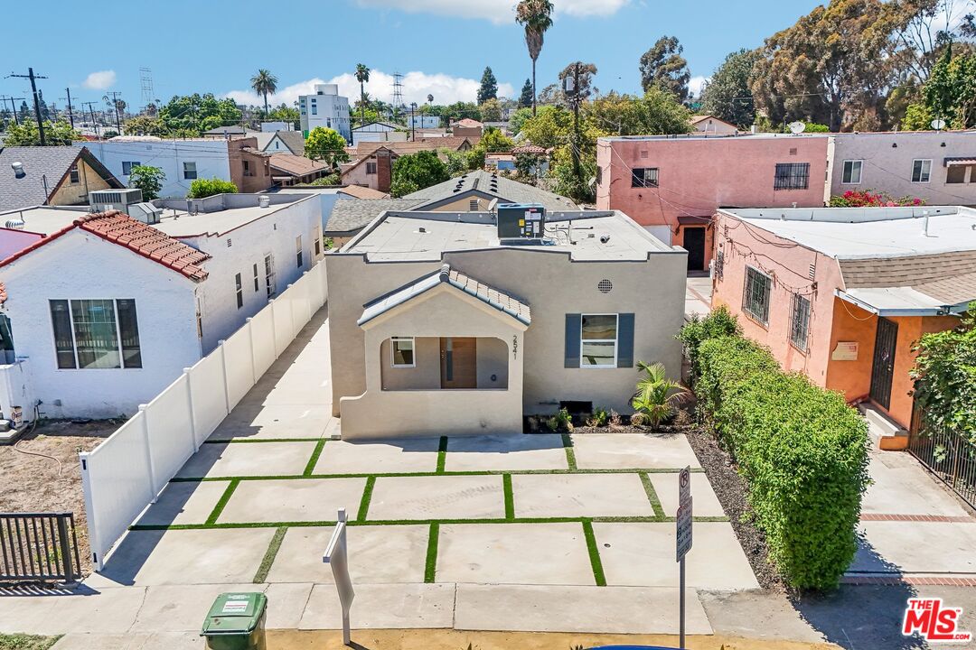 2541 Carmona Ave