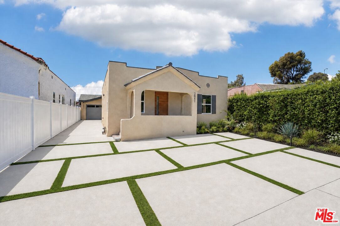 2541 Carmona Ave