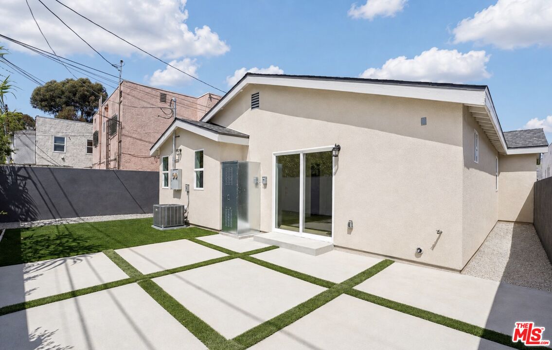 2541 Carmona Ave