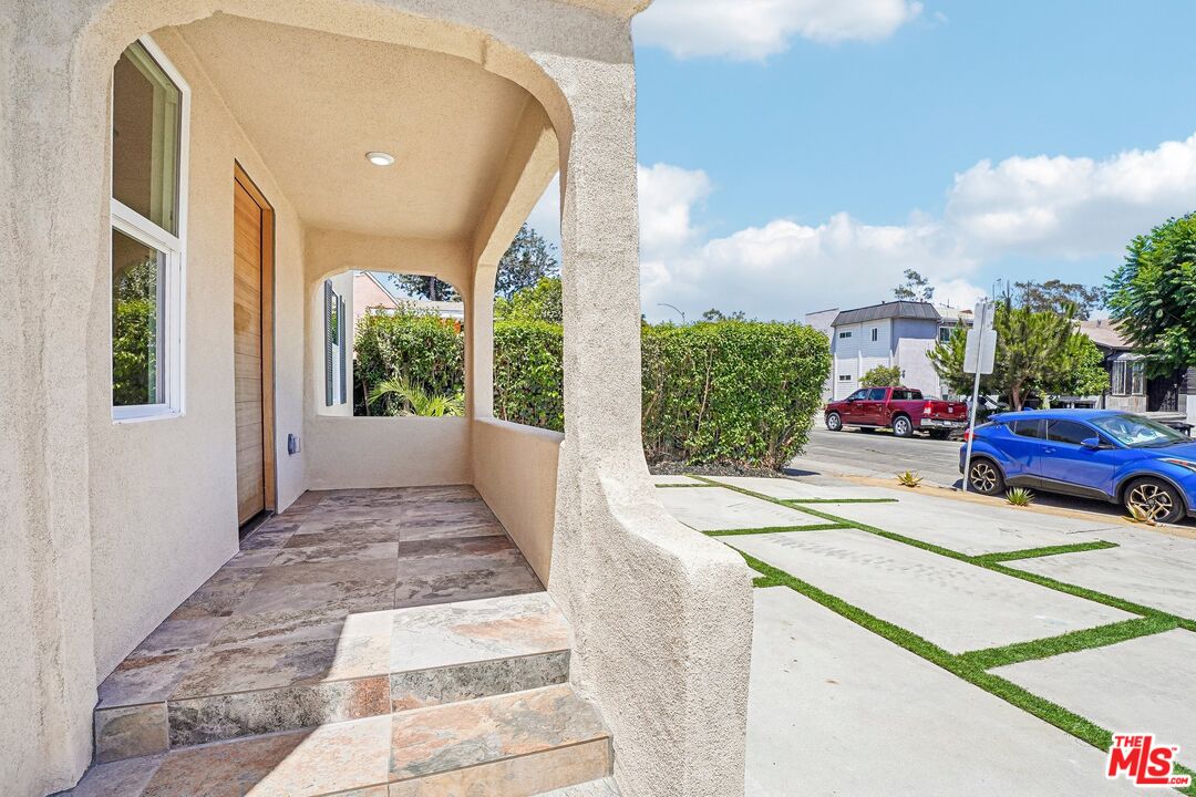 2541 Carmona Ave