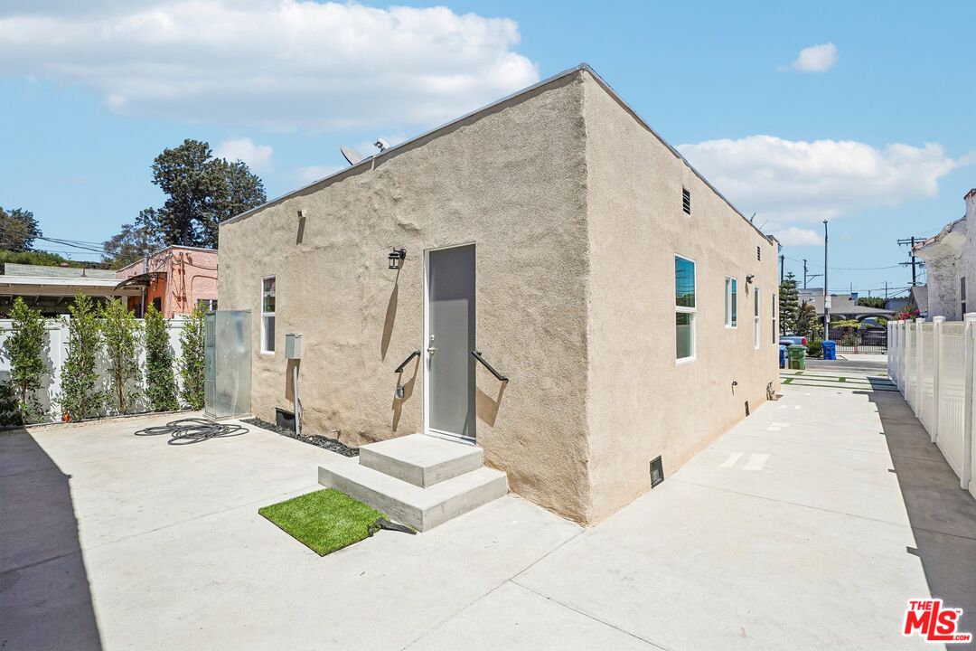 2541 Carmona Ave