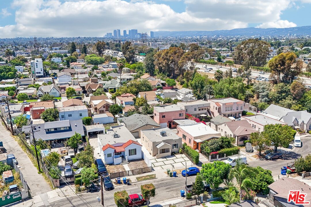 2541 Carmona Ave