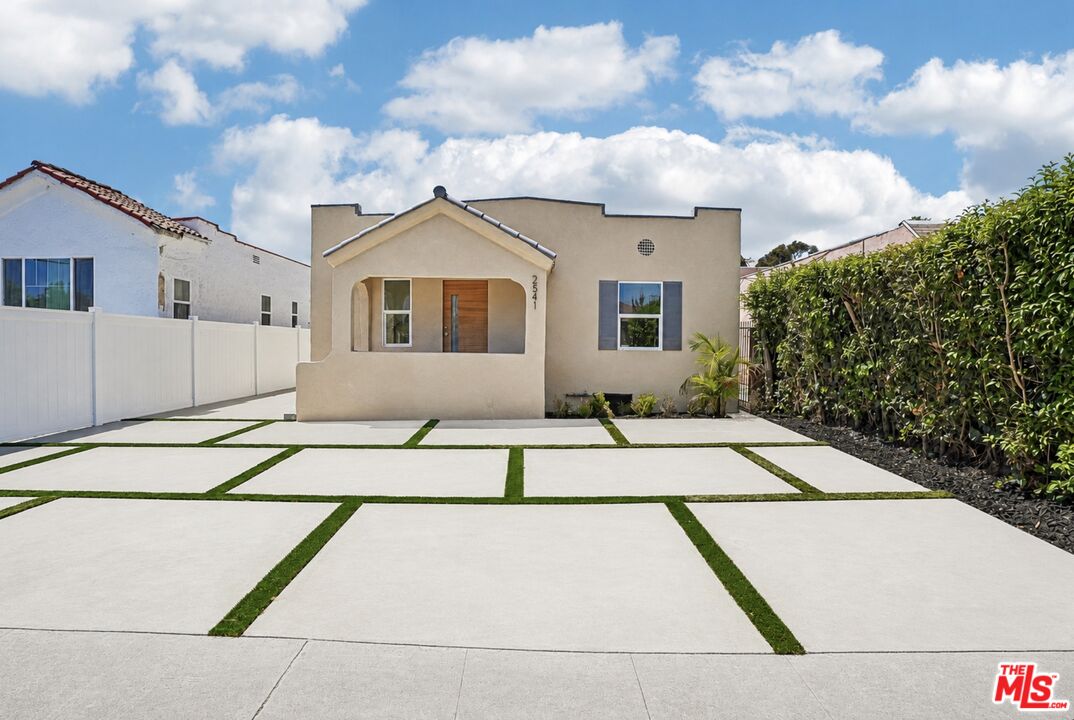 2541 Carmona Ave