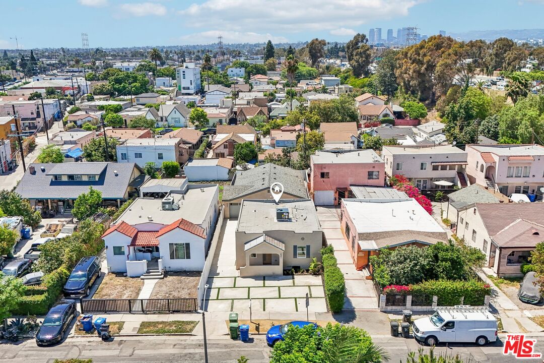 2541 Carmona Ave