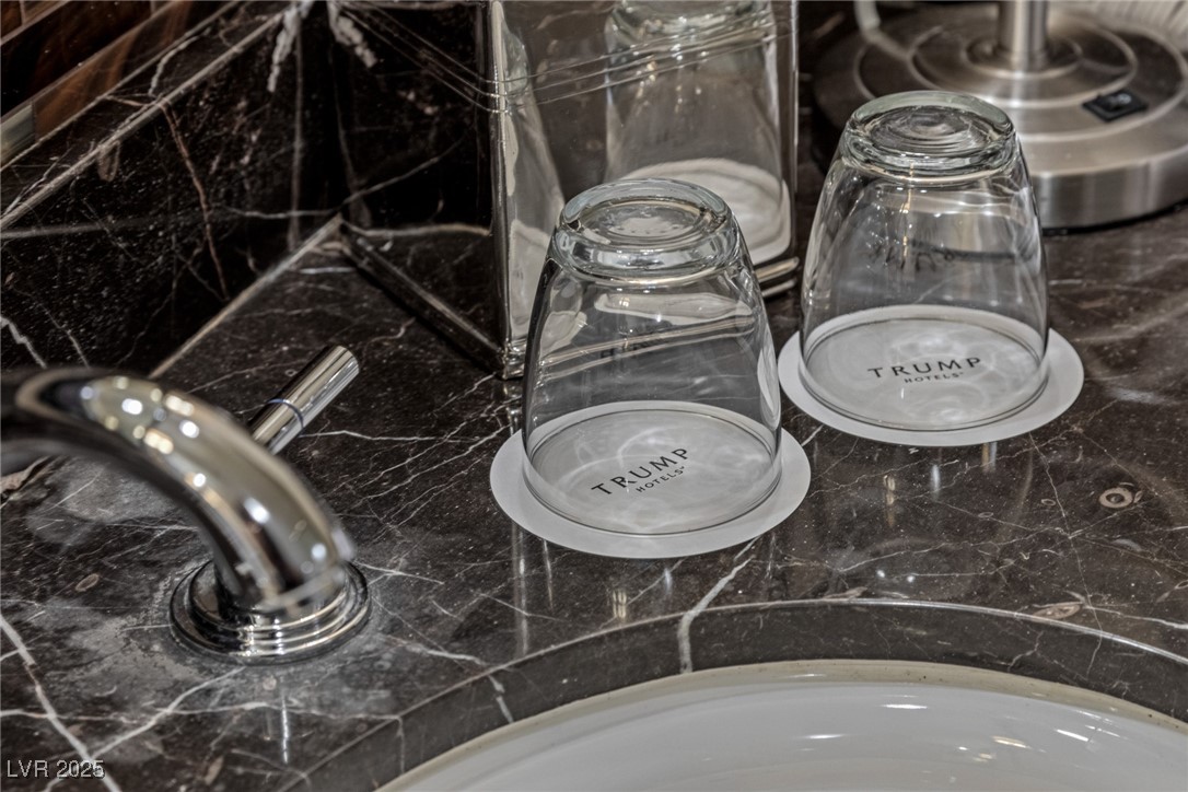 2000 FASHION SHOW Drive 6109