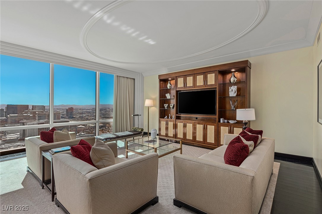 2000 FASHION SHOW Drive 6109