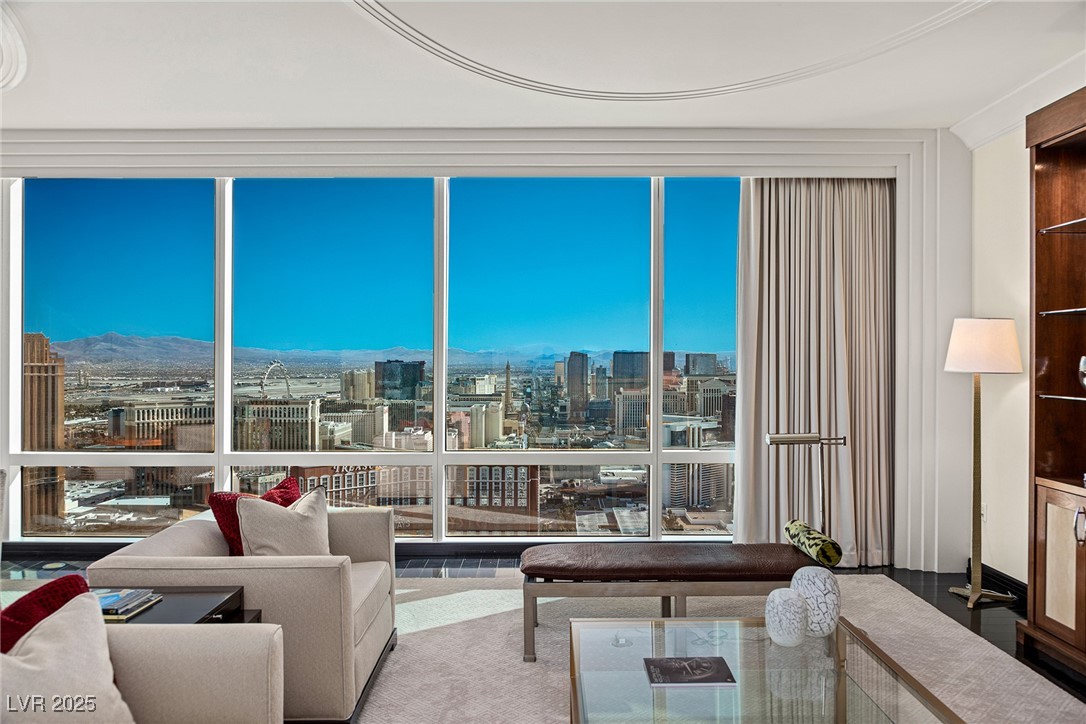 2000 FASHION SHOW Drive 6109