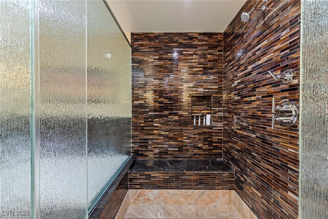 2000 FASHION SHOW Drive 6109