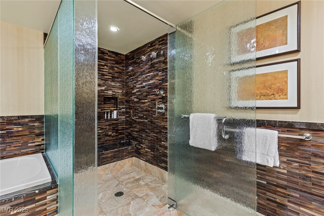 2000 FASHION SHOW Drive 6109