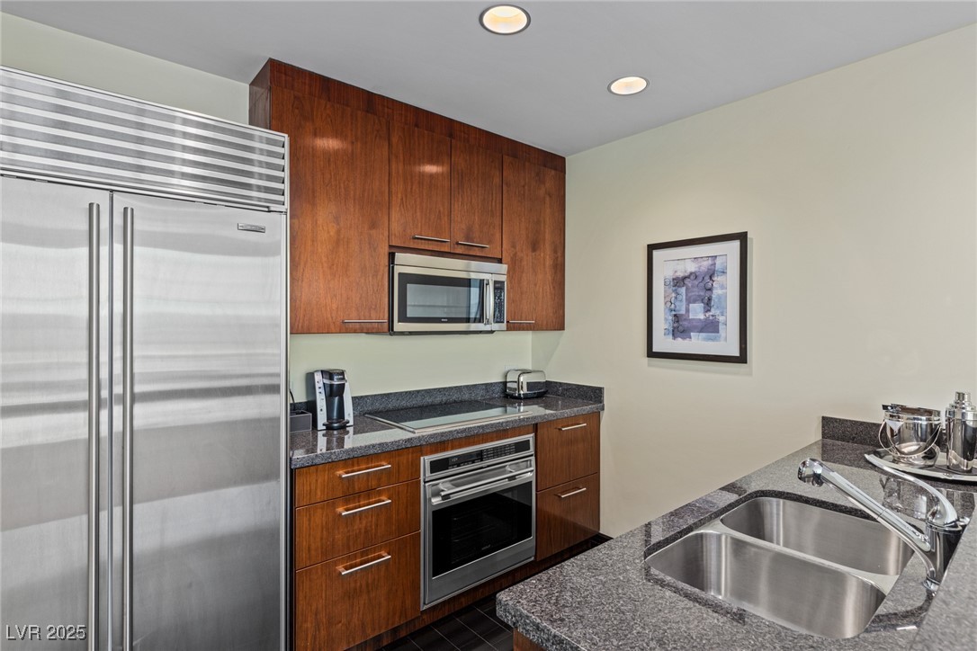 2000 FASHION SHOW Drive 6109