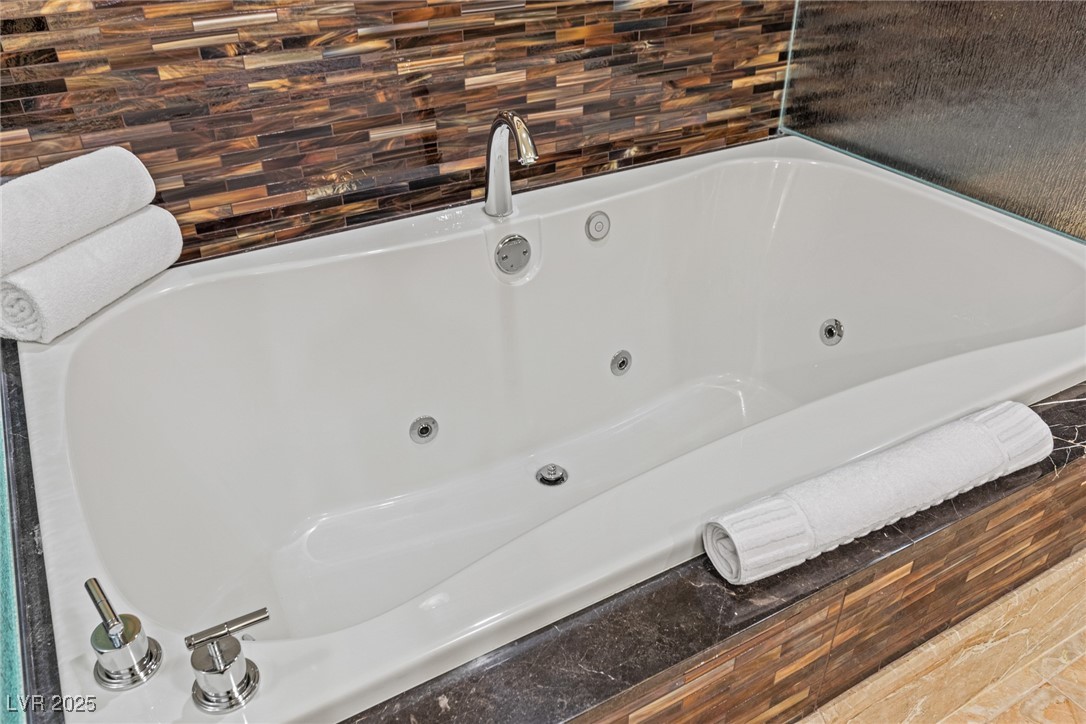 2000 FASHION SHOW Drive 6109