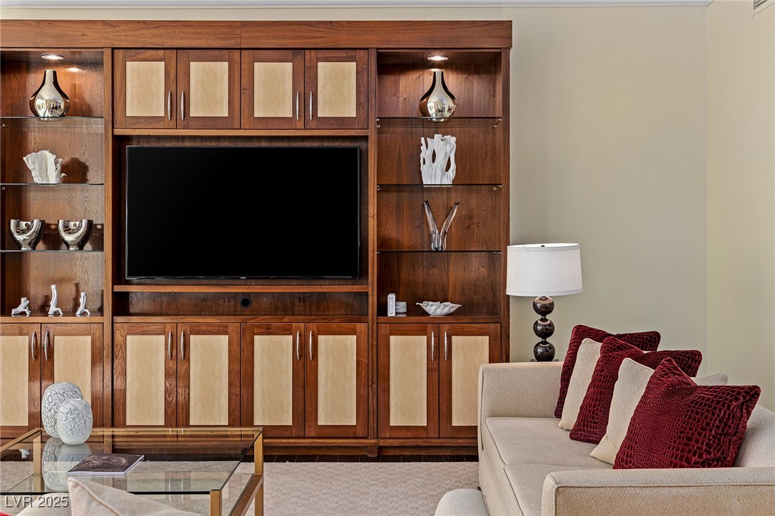 2000 FASHION SHOW Drive 6109