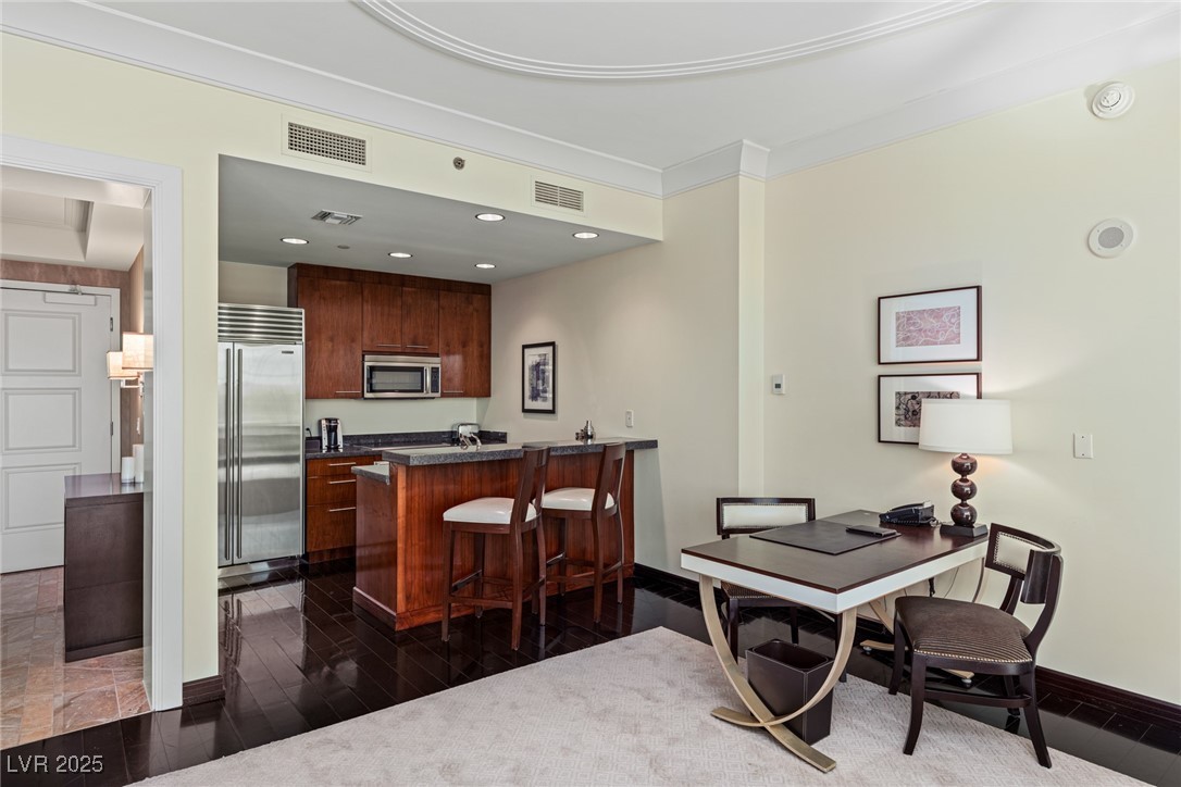 2000 FASHION SHOW Drive 6109