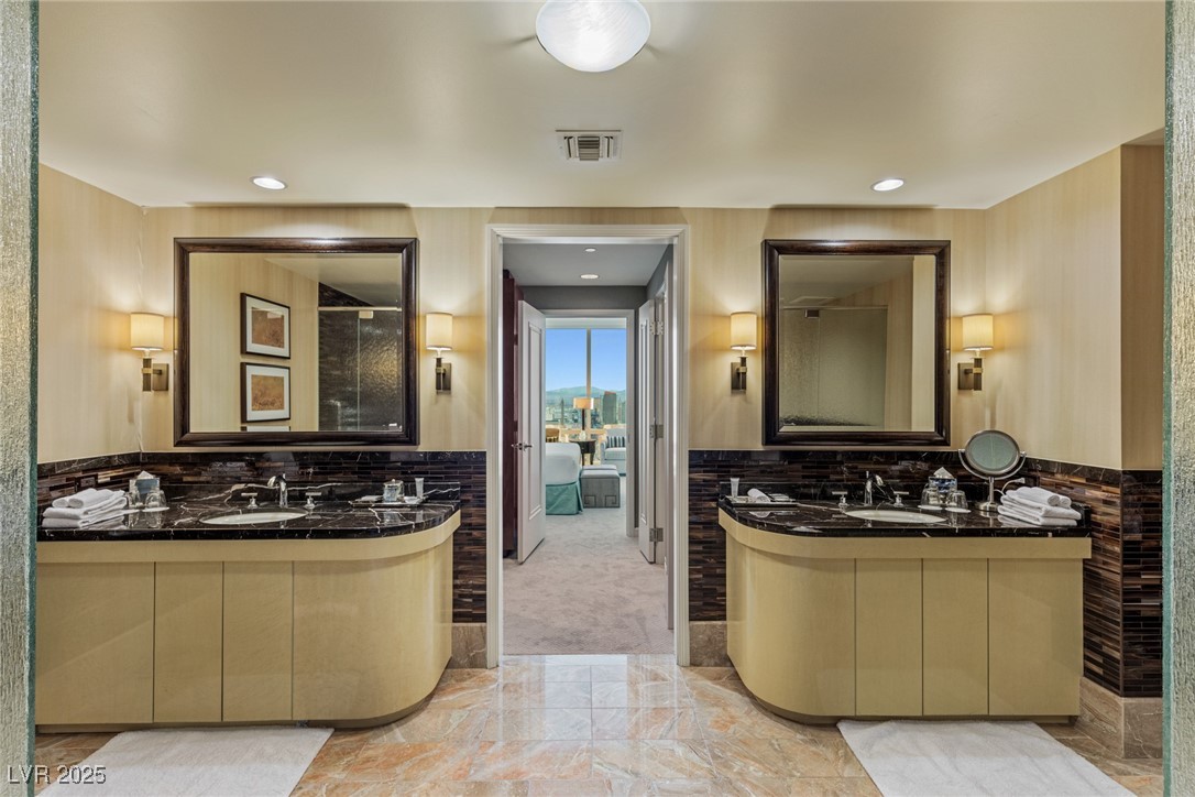 2000 FASHION SHOW Drive 6109