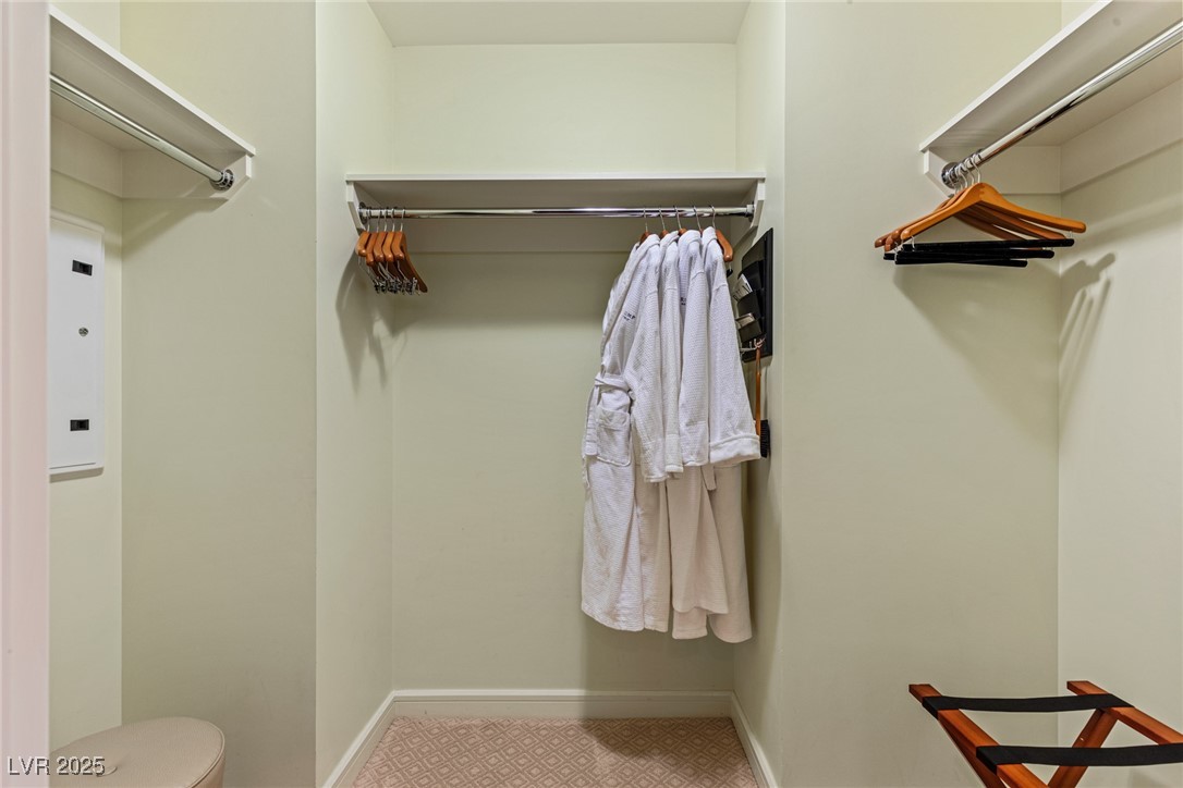 2000 FASHION SHOW Drive 6109