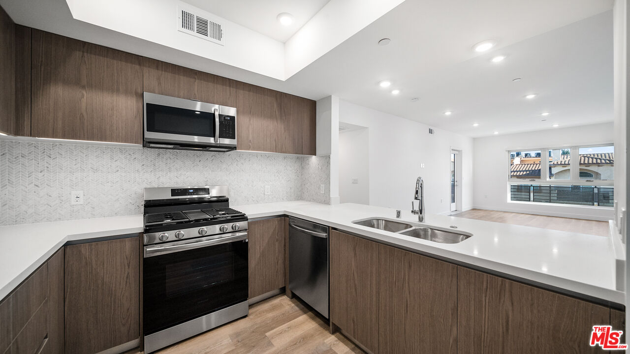 5153 Maplewood Ave Unit: 107