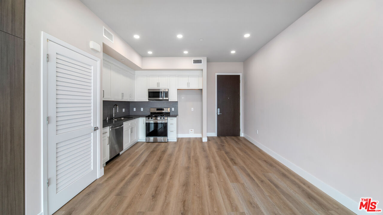 927 Fedora St Unit: 301