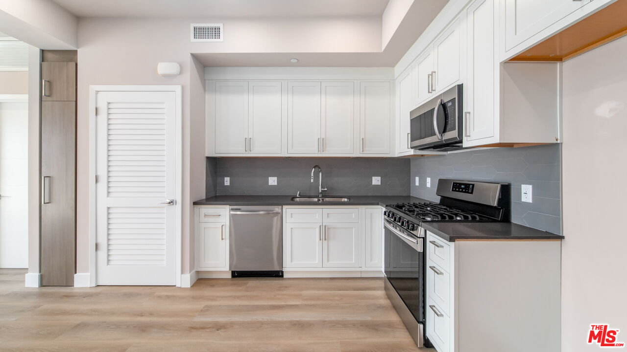 927 Fedora St Unit: 301