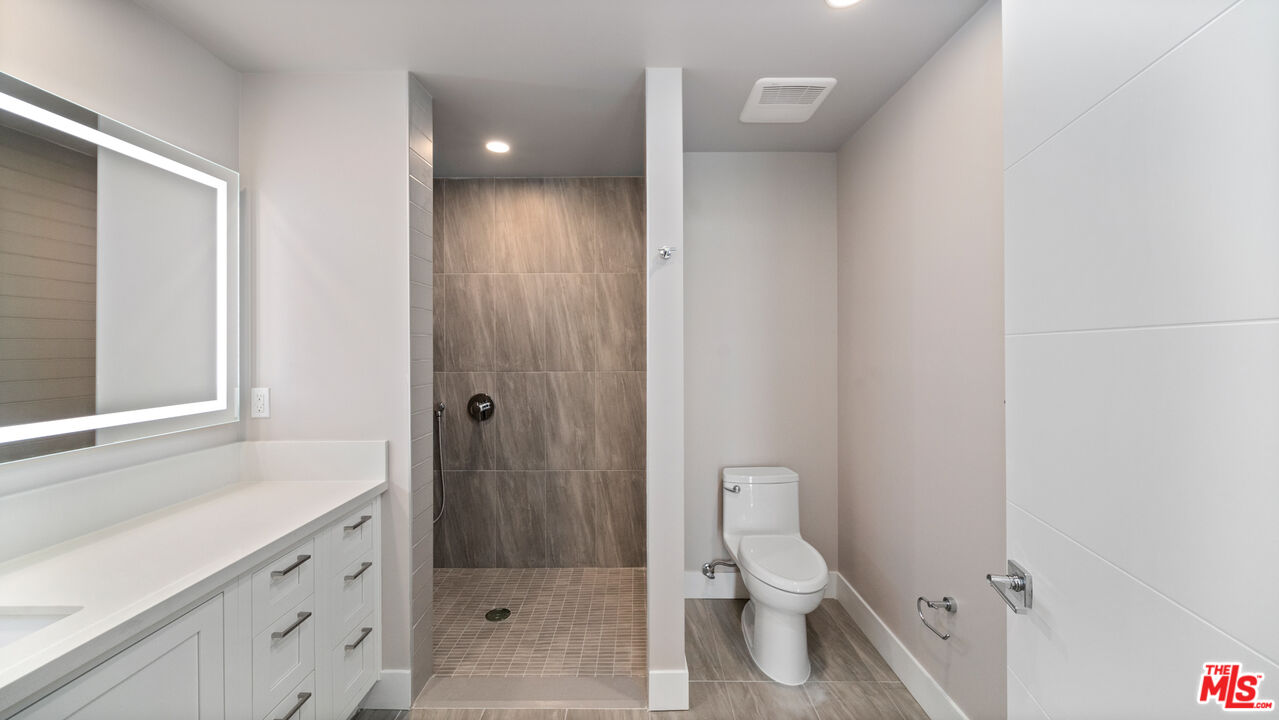 927 Fedora St Unit: 301