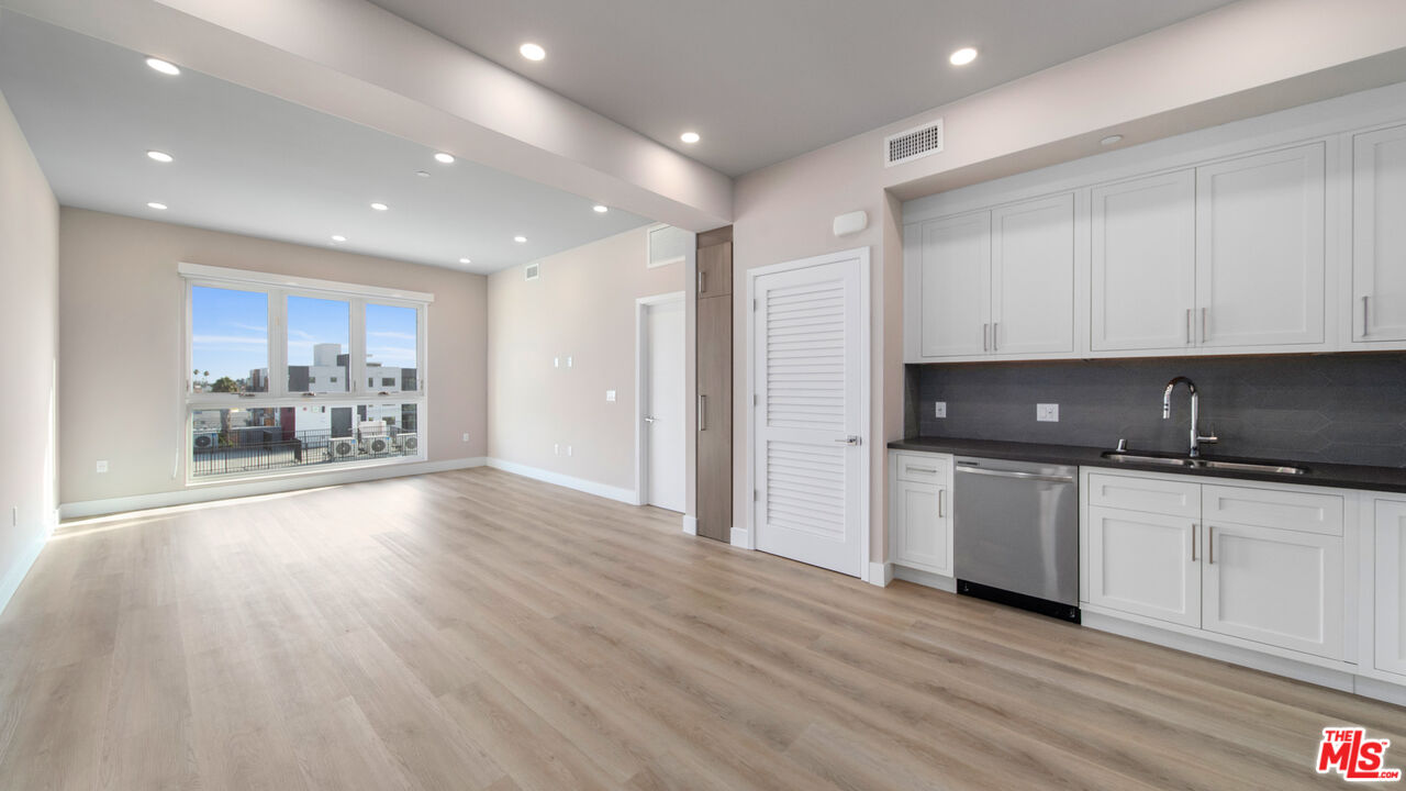 927 Fedora St Unit: 301
