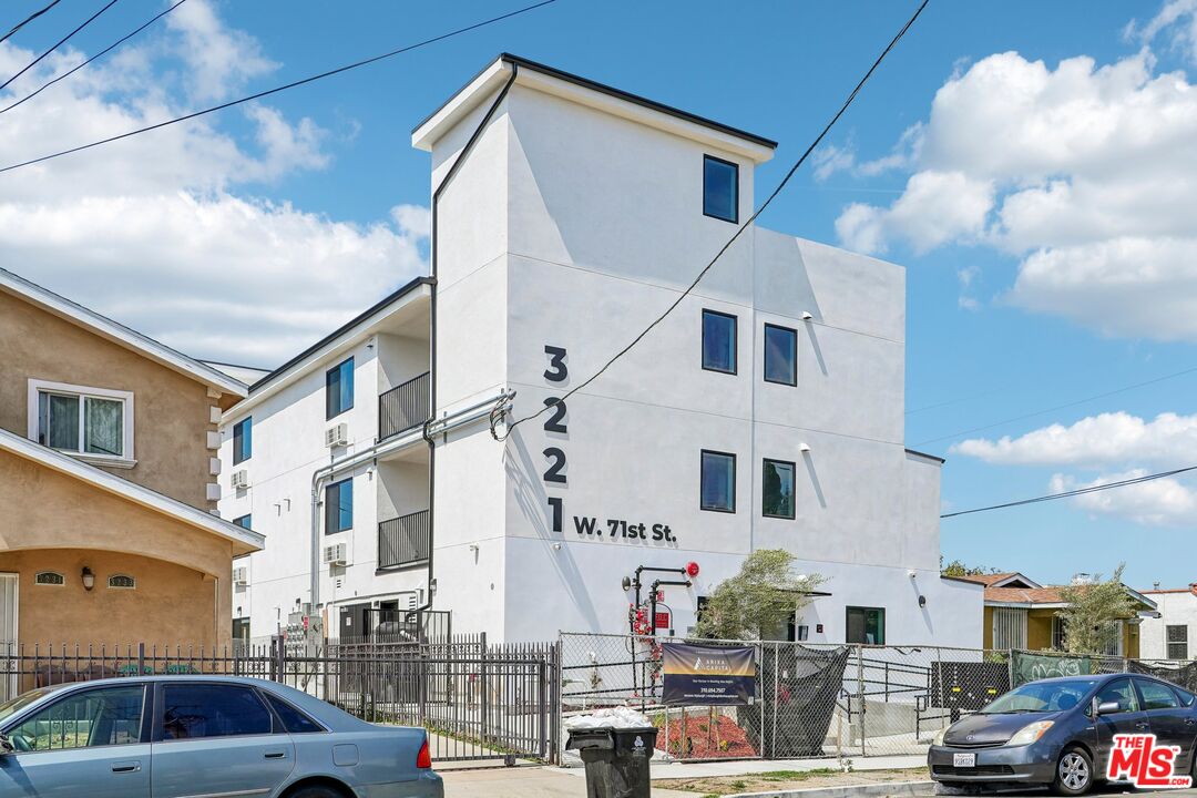 3221 W 71st St