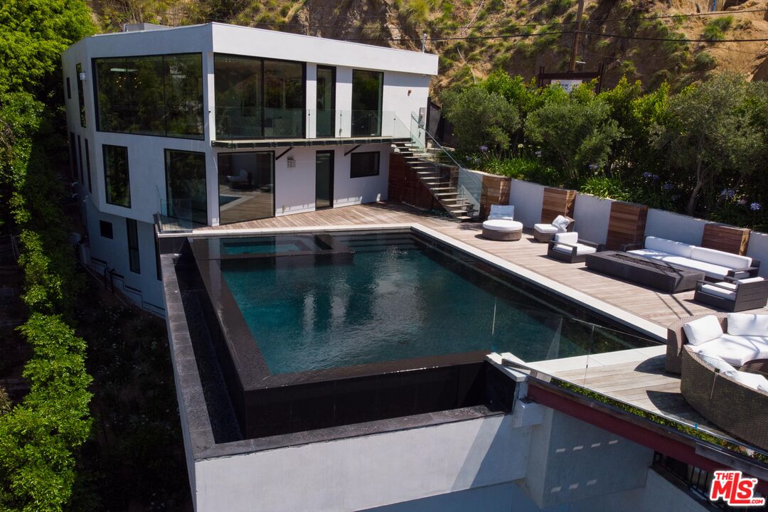 8780 Hollywood Blvd