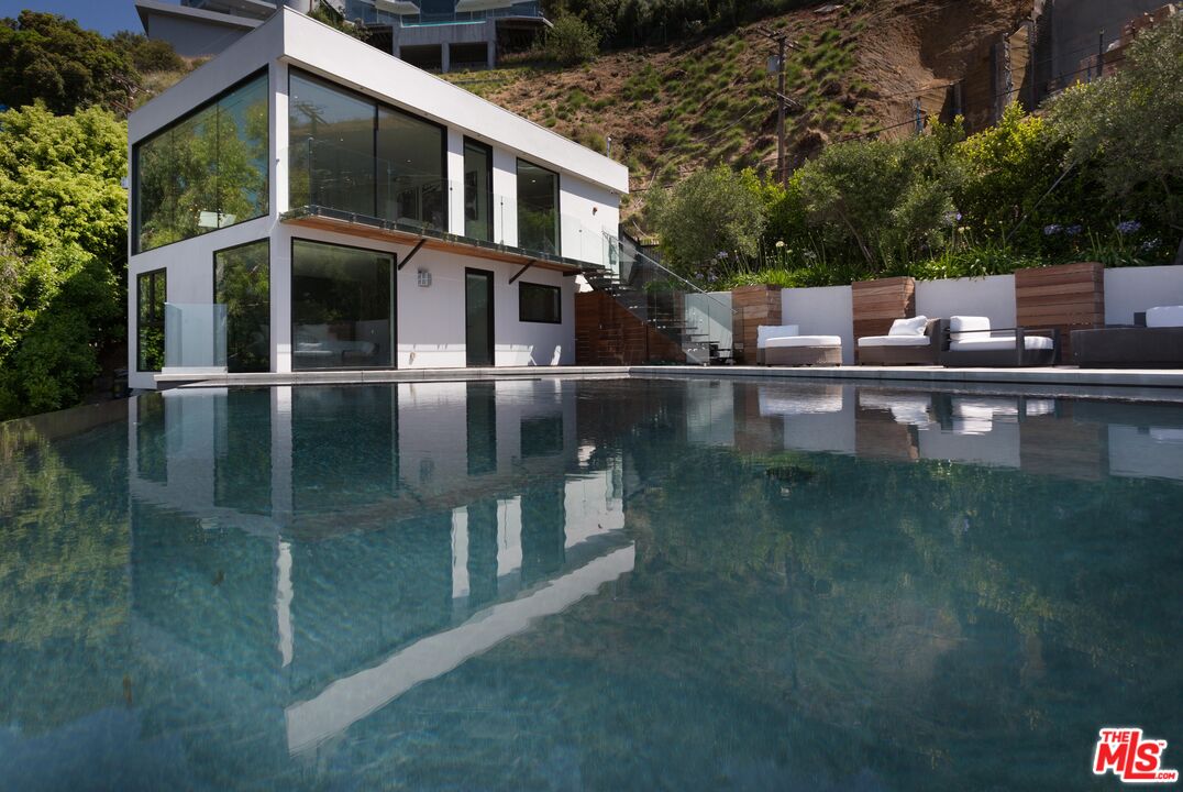 8780 Hollywood Blvd