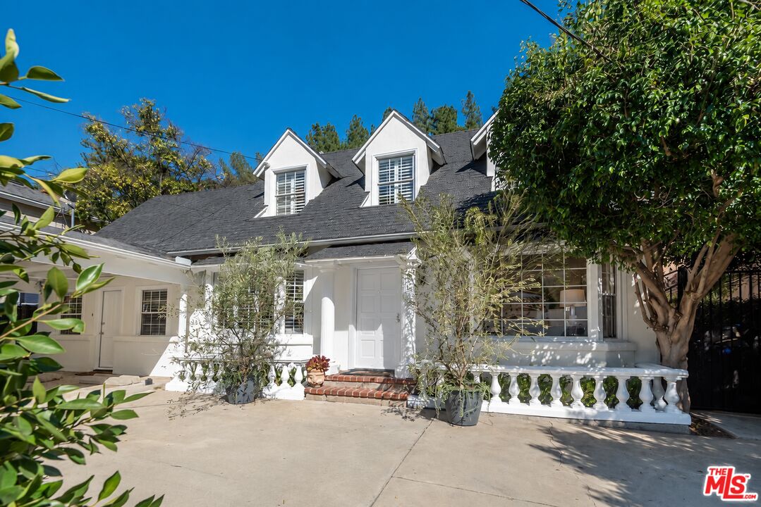 1664 Benedict Canyon Dr
