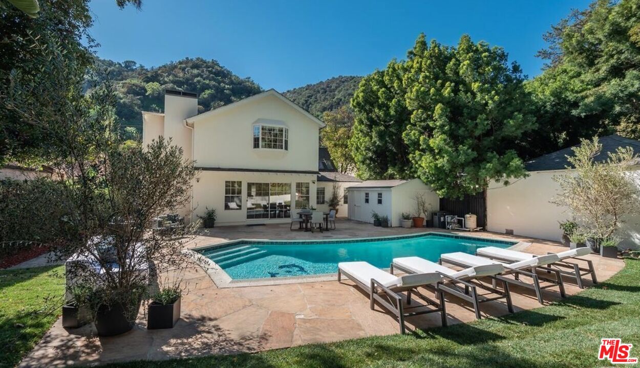 1664 Benedict Canyon Dr