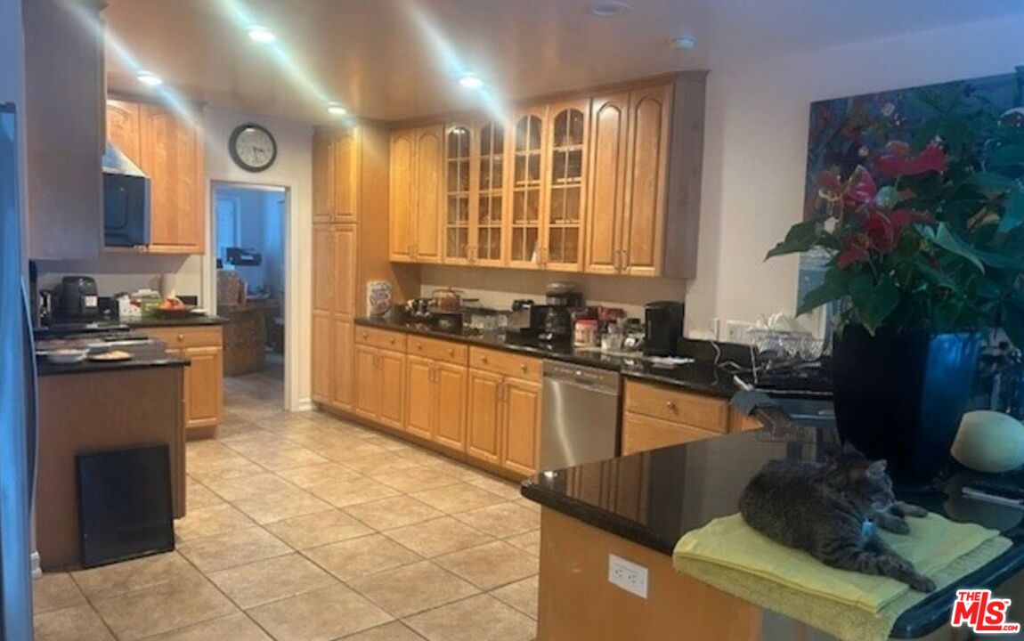 1664 Benedict Canyon Dr
