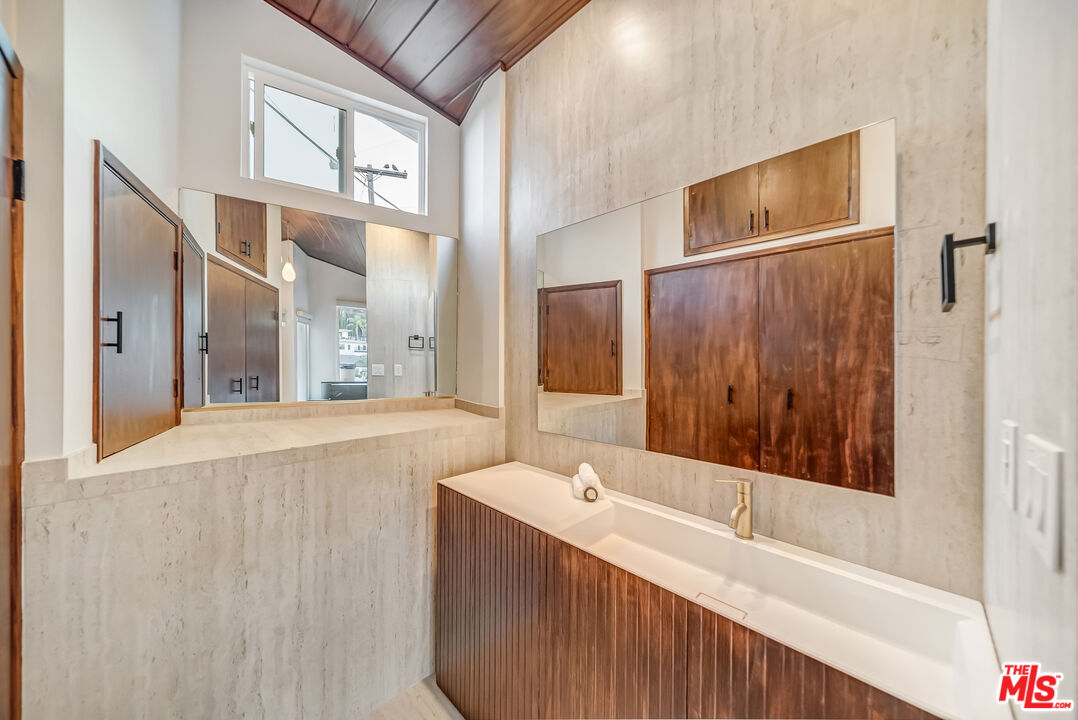 8874 Evanview Dr