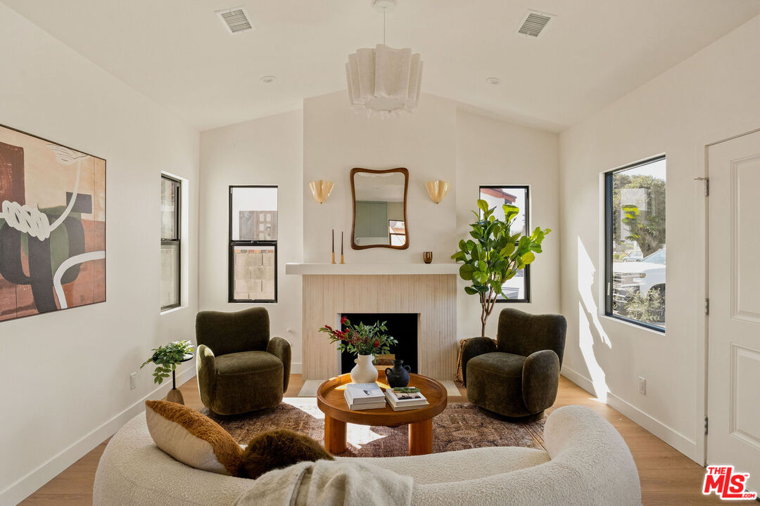 2228 W 76th St