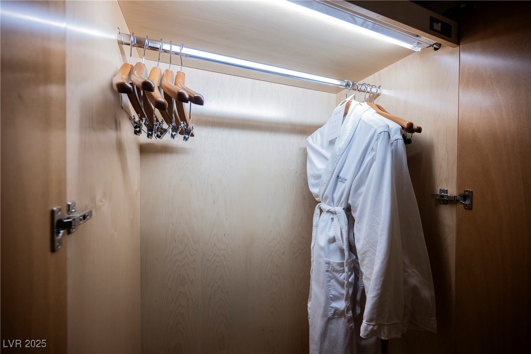 2000 North Fashion Show Drive 1623