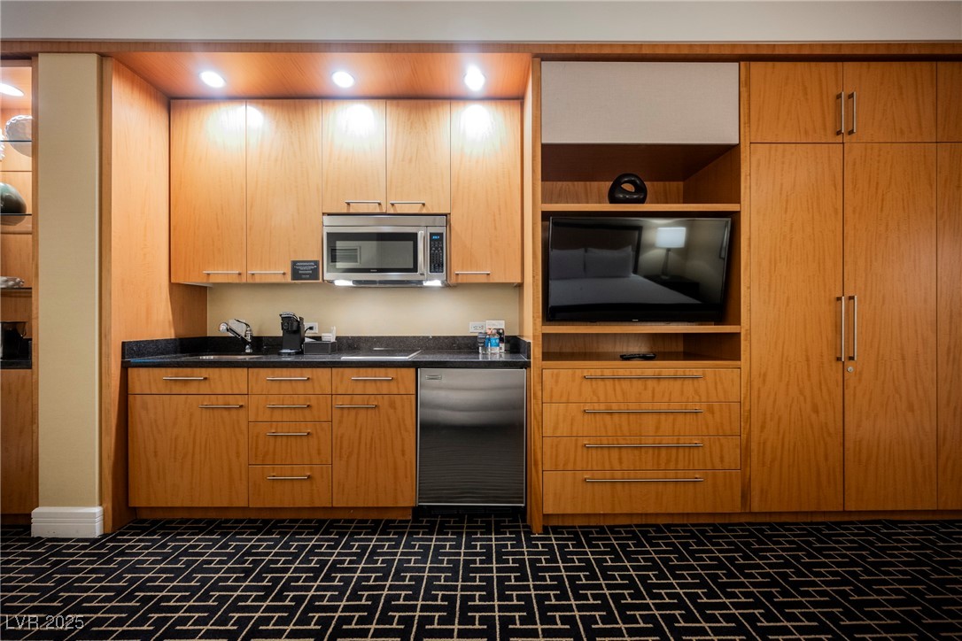 2000 North Fashion Show Drive 1623