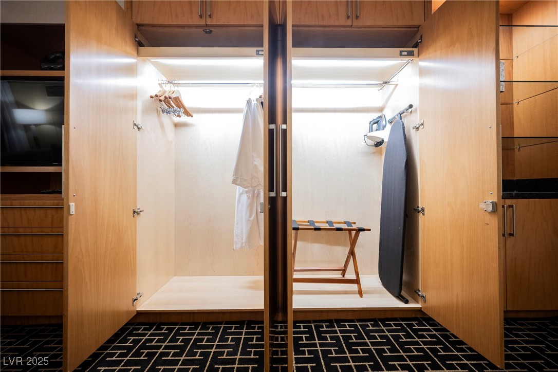 2000 North Fashion Show Drive 1623