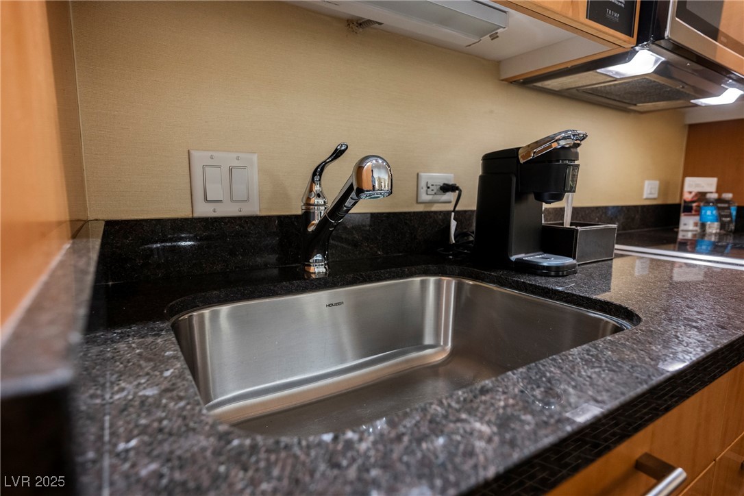 2000 North Fashion Show Drive 1623