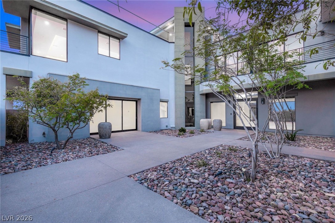 586 Lairmont Place