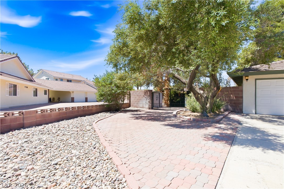 5759 Hedgehaven Court