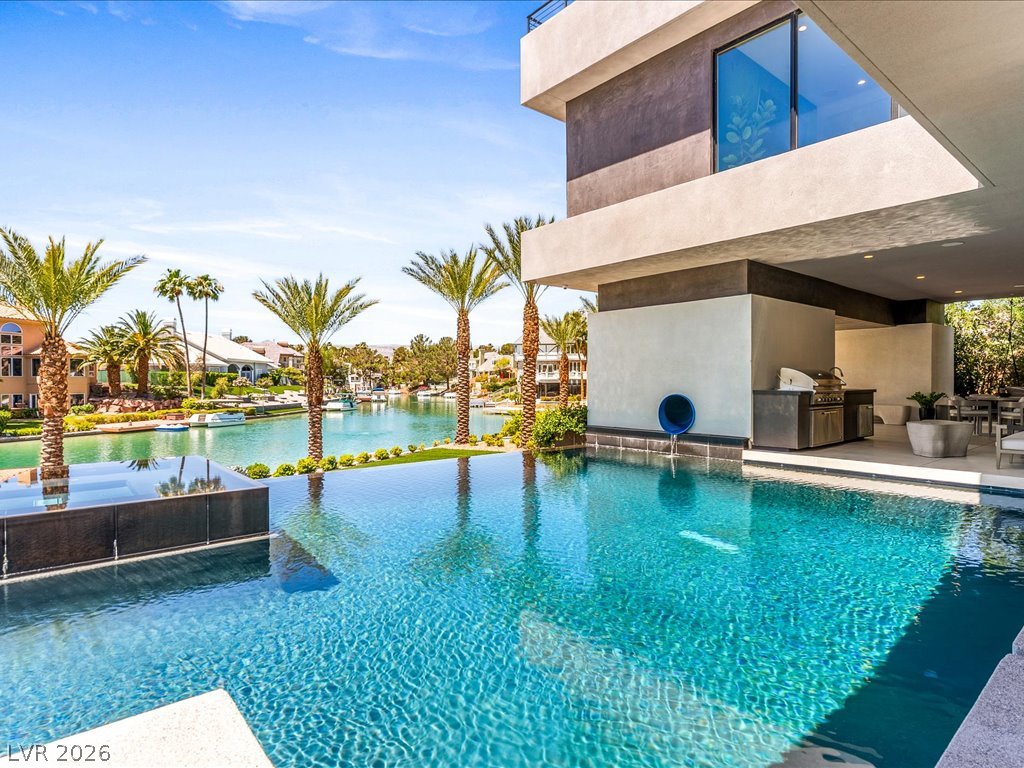 8733 Newport Isle Court