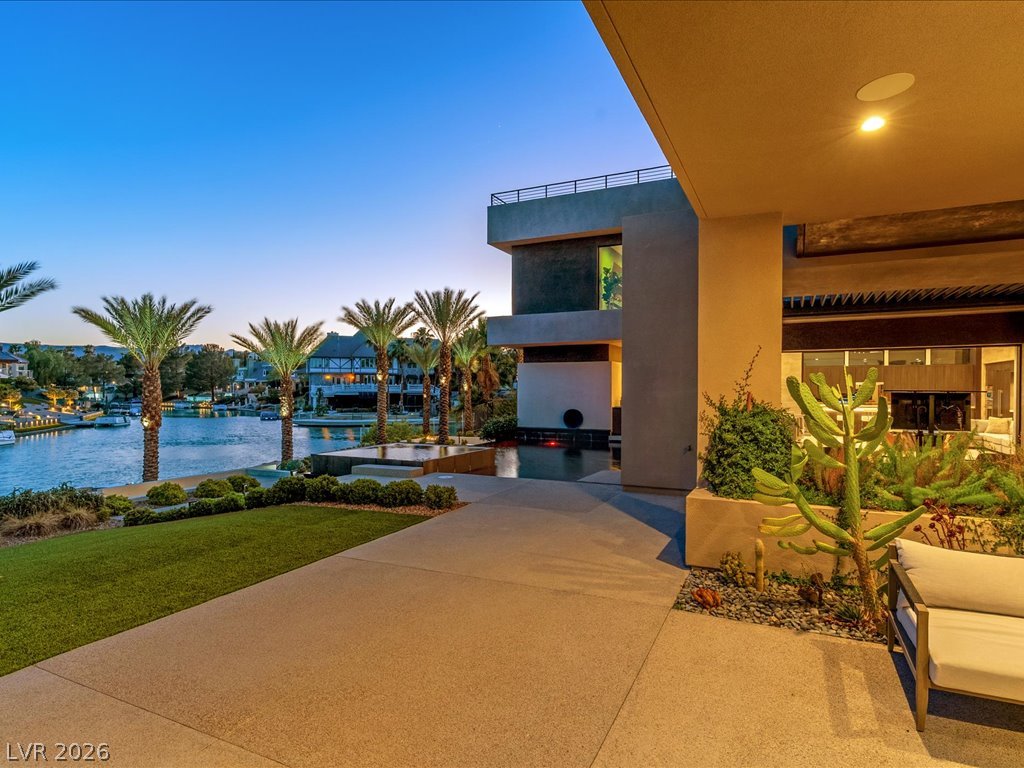 8733 Newport Isle Court
