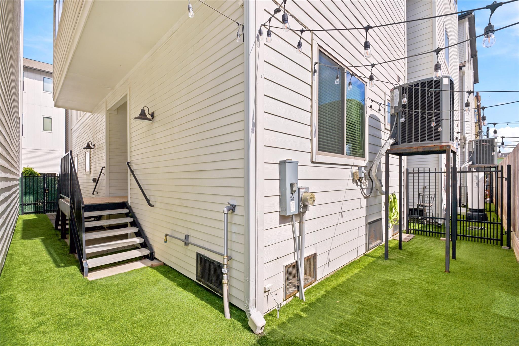 1034 W 15th 1/2 Street