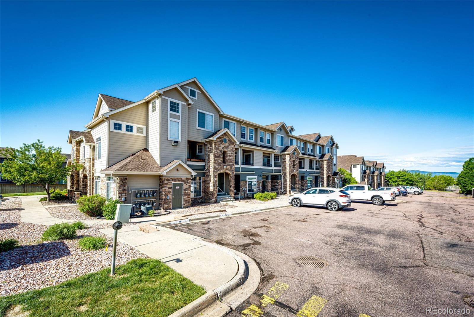 452 Black Feather Loop Unit: 608